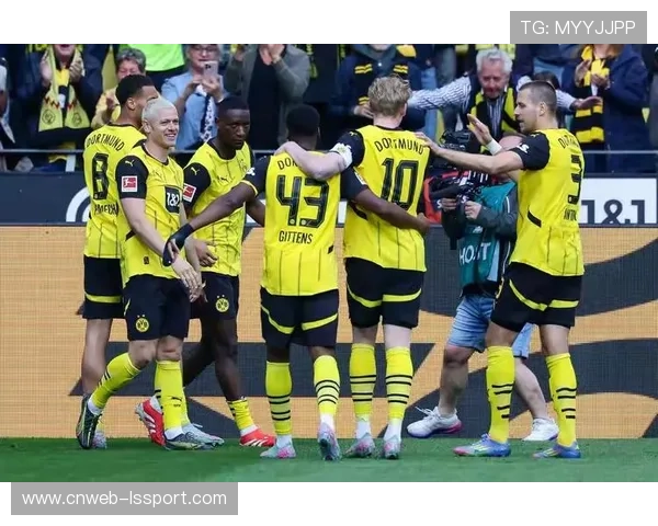 欧冠多特vs黄潜，福伊特门线手球染红，吉拉西点射梅开二度