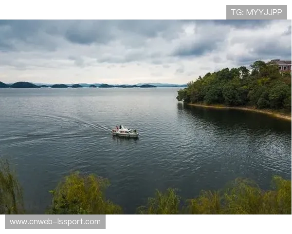 庐山西海首届冬泳赛举行，300余名选手竞逐。