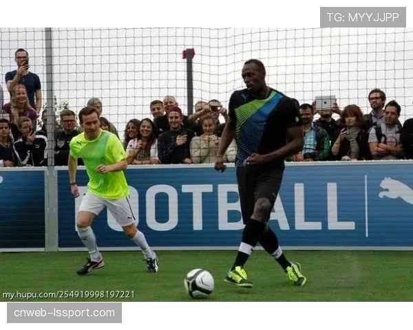 伯恩利发起“社区足球周”活动,一线队球员深入基层指导 伯恩利发起“社区足球周”活动,一线队球员深入基层指导