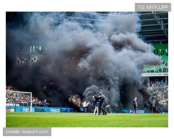 比赛因球迷向场内投掷烟雾弹中断十分钟，主场俱乐部可能面临处罚